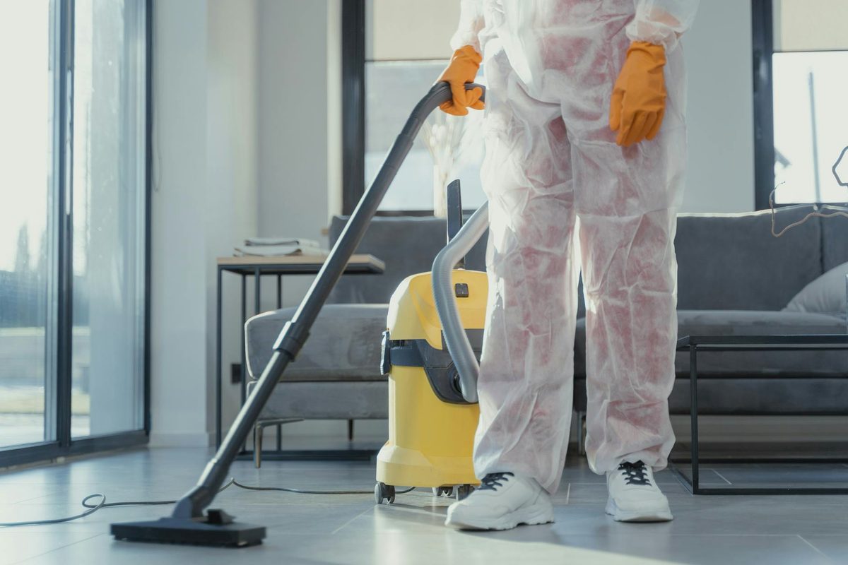 Professioneller Reinigungsservice Deggendorf – Team beim Einsatz